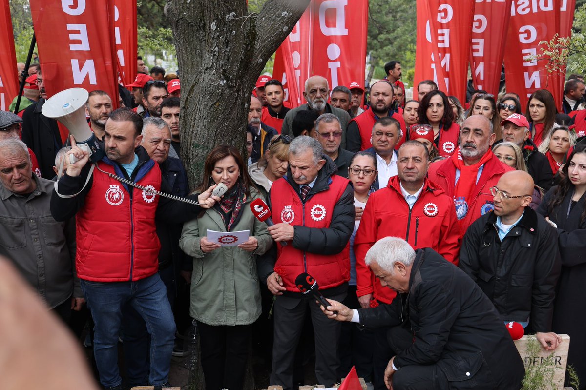 DiSK_Genel_is's tweet photo. Örgütlenme Daire Başkanımız Ali Haydar Kara, DİSK İç Anadolu Bölge Temsilcisi Birgül Kaya, Ankara 1 ve 2 Nolu Şube başkan, yönetici ve üyelerimizin katılımıyla 6 Mayıs 1972’de idam edilen Deniz Gezmiş'i mezarı başında andık. https://t.co/ltelSF7eaV