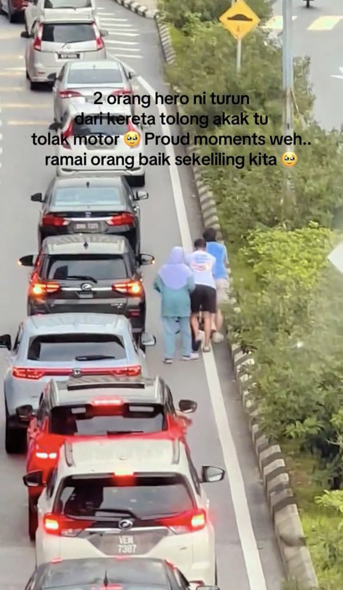 ameydeen_'s tweet photo. Kesiannya akak ni terpaksa tolak motor jauh2. Respect dua chinese yang tolong akak tu. Kita perlukan lebih ramai orang mcm dia.

Sumber TT : kyrashakira244 https://t.co/GAAn6enrcu