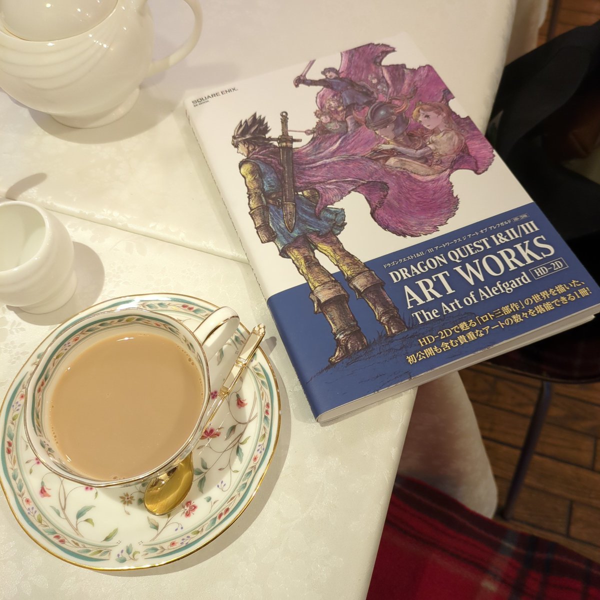 Kurominoroon's tweet photo. #紅茶専門店T78　にてチョコレート紅茶🍫☕️
ドラクエの画集を読んで落ち着く https://t.co/kPHAycOvxm