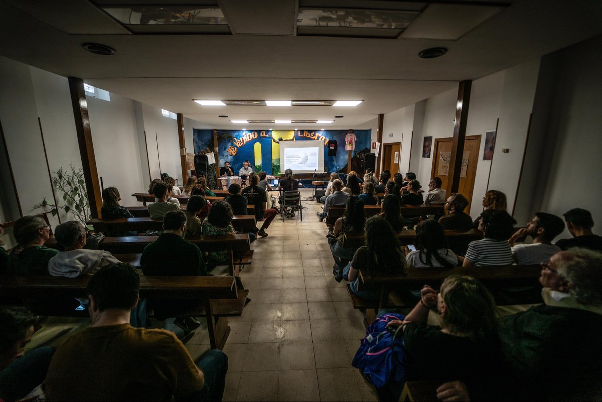 ElHombreLuna's tweet photo. Hablar con Javier Baeza, el cura rojo de Vallekas, permite conocer cómo la dignidad y la resistencia habitan en la parroquia de @EntreBorromeos en Entrevías

Allí grabamos la #Luna407

Y hablamos de lo que supone la palabra barrio en Vallekas

#Podcast 📲 https://t.co/qerRX98tIQ https://t.co/dOcSIRJJu0