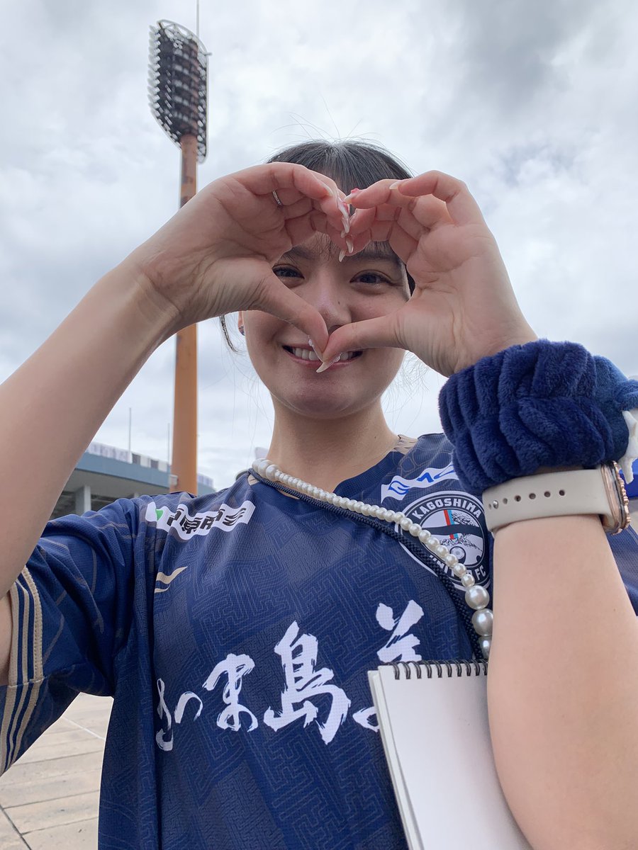 oneesaaaaan1228's tweet photo. どっちのwithハートポーズがGW明けのモチベになりますか？

①両方
②both
③どっちも
④どちらかといえばどっちも

＃ゆないくーおねえさん https://t.co/xy52i4V3pn