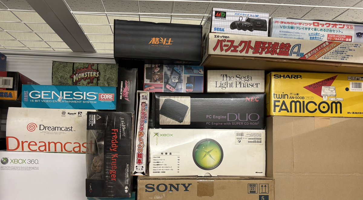 takezakit's tweet photo. 今日もトランクルームにこもってゲームやパッケージソフトの整理してました。

ので、いつもの記念写真です(´∀｀) https://t.co/j8XUBC5GDr