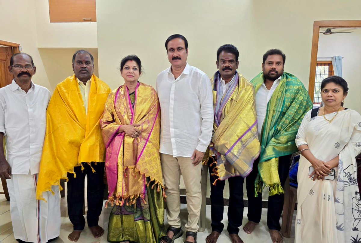 SivakumarState's tweet photo. 2026 தமிழக சட்டமன்றத் தேர்தலில், பாட்டாள�� மக்கள் கட்சி சார்பில் வெற்றி பெற்ற நான்கு சட்டமன்ற உறுப்பினர்களும், தலைவர் அன்புமணி இராமதாஸ் MP அவர்களை பனையூர் அலுவலகத்தில் சந்தித்து வாழ்த்து பெற்றனர்.!

#PMK #AnbumaniRamadoss #sowmiyaanbumani https://t.co/Qu2nwLNb7u