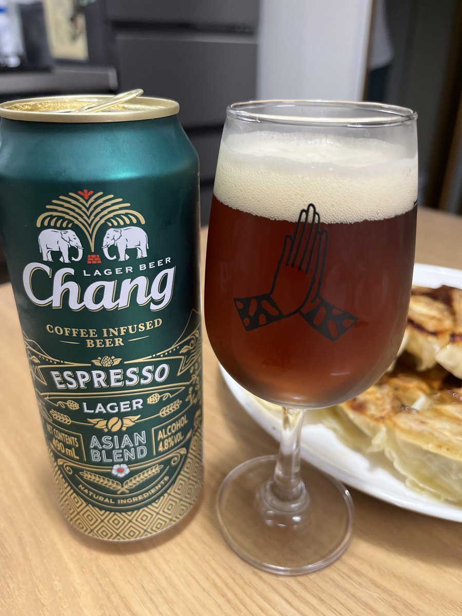 sat03_satton's tweet photo. タイに住んでる時よく飲んでたこちらのビール成城石井に売ってた！コーヒー風味で美味しい。お疲れ様です。 https://t.co/XwPd038YbT