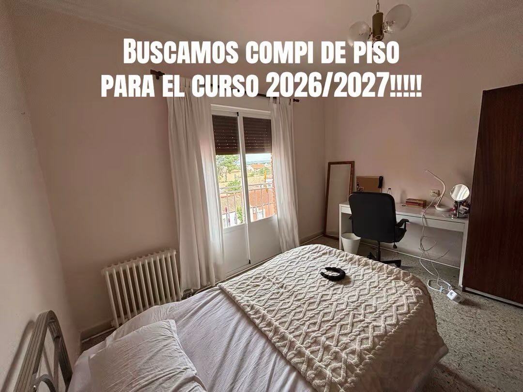 Hola! 💓Buscamos compañero para el curso que viene un cuatri en Aranjuez.Nos encanta hacer planes juntas, hay muy buen rollo y somos chicas limpias.Hay 2 baños completos, la habitación tiene balcon y es muy luminoso. Sería entrar a partir de junio. Precio:275€ + gastos.#aranjuez