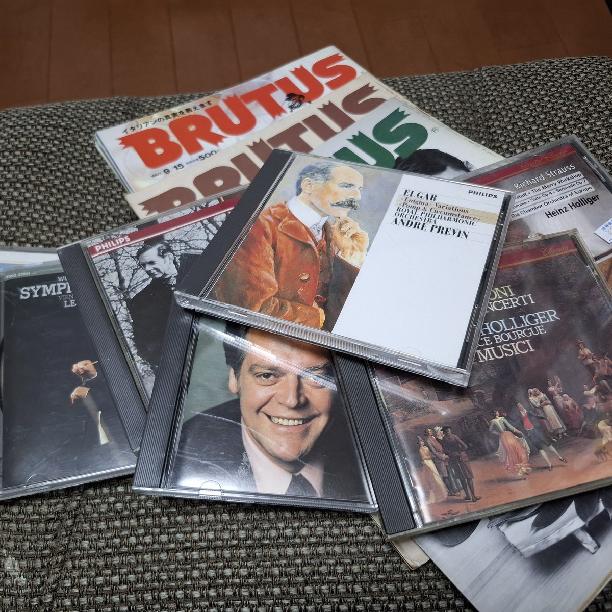 四天王寺さんの古本市での収穫物。結局、ＣＤ７枚に雑誌３冊で１５００円也。あれこれ漁ってたら２時間くらいあっちゅう間ですな。