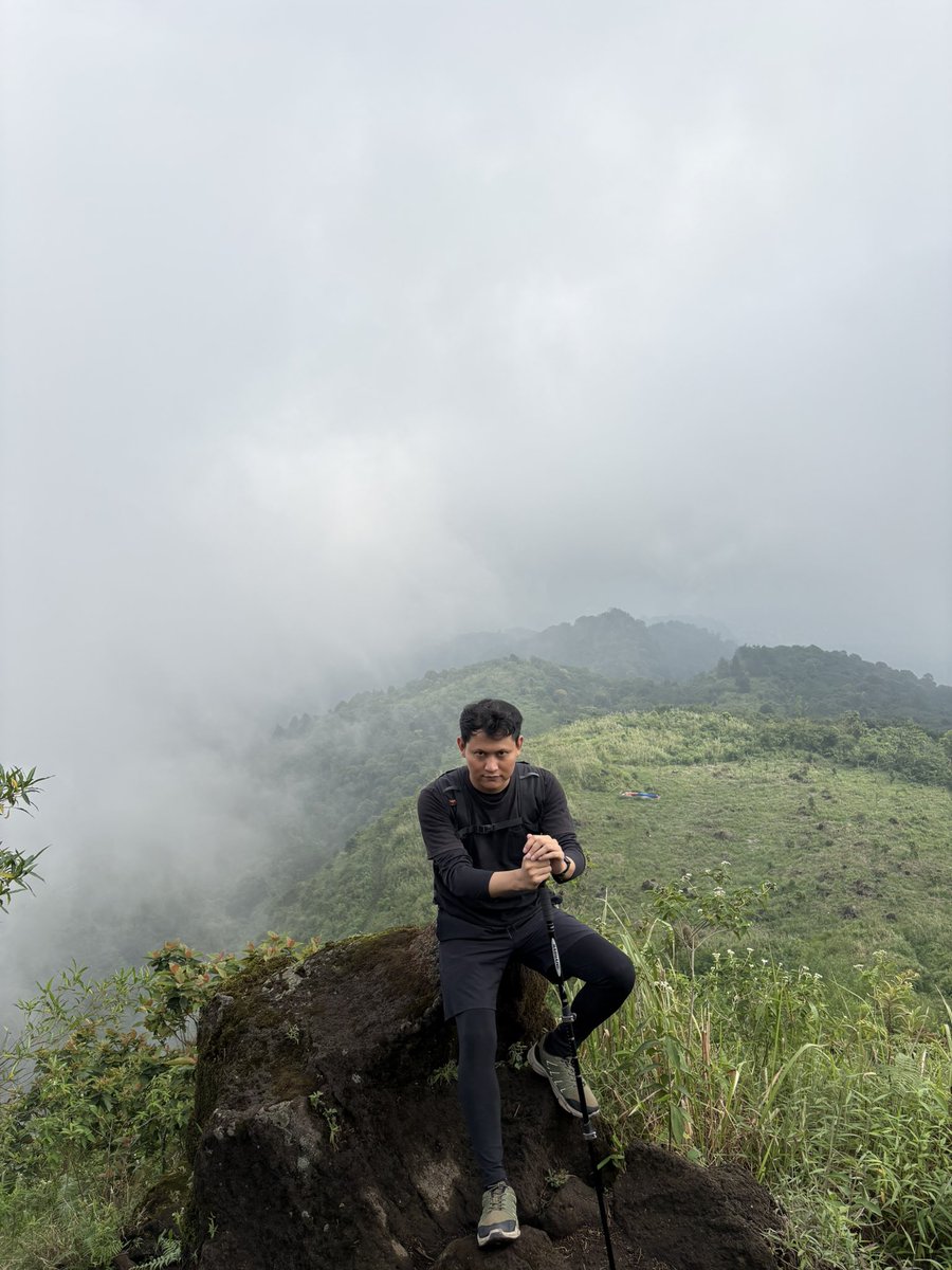 DieLoMum's tweet photo. Anak rumahan ini berani naik bukit wkwkwk https://t.co/pAg0cjkpZ6