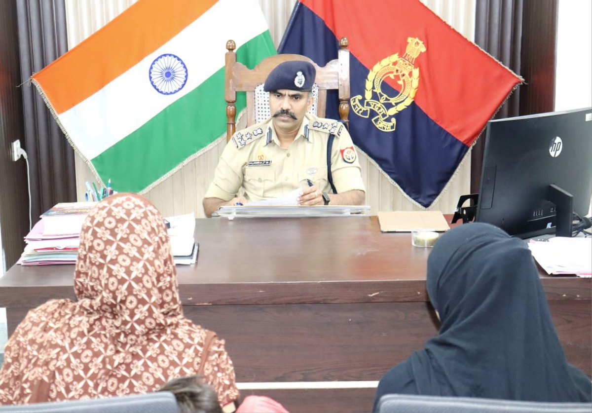 .<a href="/digmoradabad/">DIG Range Moradabad</a> <a href="/IPSMUNIRAJ/">Muniraj Gobu</a> G  द्वारा परिक्षेत्रीय कार्यालय, मुरादाबाद पर #जनसुनवाई कर फरियादियों की समस्याओं को सुना गया एवं उनकी समस्याओं के उचित, गुणवत्तापूर्ण व समयबद्ध निस्तारण हेतु सम्बन्धित को आवश्यक दिशा-निर्देश दिए।
#UPGovt 
#UPPolice