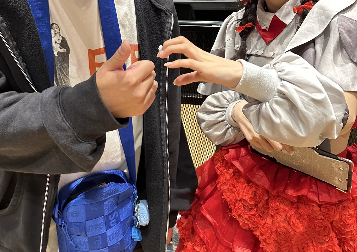 shdkann's tweet photo. 春を脱いだこの場所で、
君だけがまだ咲いている。
このまま、ふたりで夏へ行こうか。 https://t.co/b0Xa3E0sDl