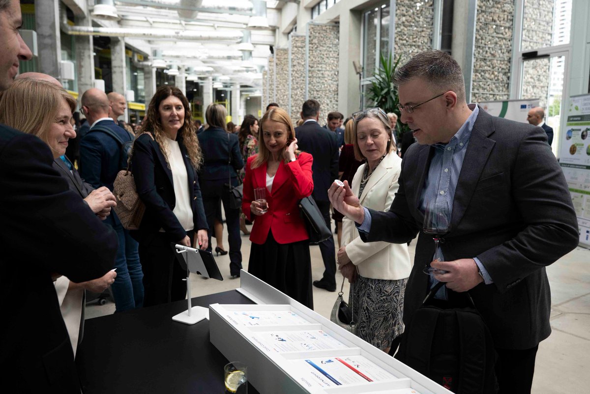 PRO_Programme's tweet photo. Imali smo veliku čast i zadovoljstvo da tokom predstavljanja novog Programa saradnje Švajcarske i Srbije na našem štandu ugostimo predsednika Švajcarske konfederacije Gi Parmelana 🇨🇭🇷🇸🇺🇳

#switzerlandinserbia #PROprogram https://t.co/boGCK5XKCq