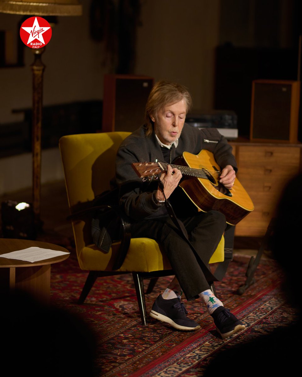 VirginRadioIT's tweet photo. .@PaulMcCartney ha presentato ad @AbbeyRoad il nuovo album The Boys of Dungeon Lane. #VirginRadio presente in ESCLUSIVA PER L’ITALIA con @Alteria_Ste  🔴  Tutti i dettagli e le foto: https://t.co/54NdLTnapI

📸 Mary McCartney

#PaulMcCartney #TheBoysofDungeonLane @UMusicItalia https://t.co/oJHacW9ZiW