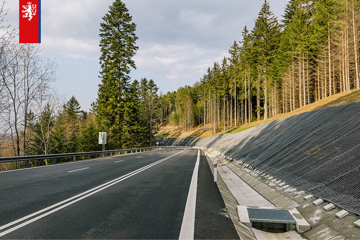 Pomáháme městům a obcím zlepšovat dopravní infrastrukturu tak, aby byla bezpečnější, spolehlivější a lépe připravená na extrémní výkyvy počasí.

💶 Z evropských fondů (Integrovaný regionální operační program) už vznikají konkrétní projekty – cyklolávky, nové úseky cyklostezek i