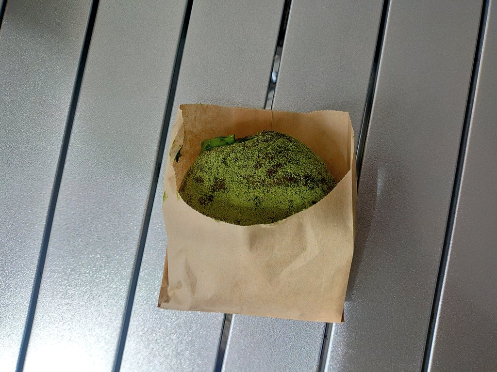 BanBanBambi's tweet photo. 今日のスイーツ🍩🧉
生地がモチモチして中のお茶のクリームが濃厚で美味しかったです🤤
#道の駅そらっと牧之原
#そらっと牧之原
#さとりベーカリー
#静岡県牧之原市坂部581
#道の駅グルメ
#道の駅スイーツ
#お濃茶クリーム生ドーナツ
#ザワつく金曜日 https://t.co/tsW0OF9j52