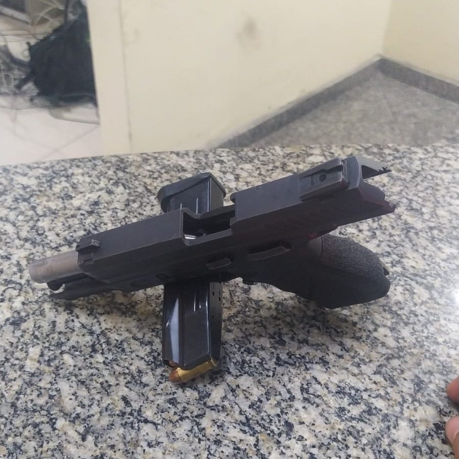 PMERJ's tweet photo. VEÍCULO É INTERCEPTADO E ARMA É APREENDIDA NO CAJU!
Equipes do #4BPM identificaram um veículo clonado na descida do Viaduto do Gasômetro, no Caju, durante a madrugada desta terça-feira (06/05).
Na ação, três indivíduos foram detidos e uma pistola foi apreendida. (+ ) https://t.co/aIiPVFCeXI
