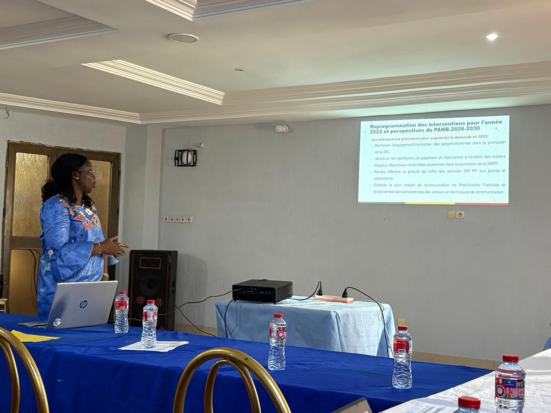 POuagaPF's tweet photo. Retour sur l’atelier de validation du Plan d’Action National Budgétisé (#PANB) de planification familiale du #Bénin pour la période 2026–2030, tenu la semaine dernière à Cotonou.
Pendant plusieurs jours, les acteurs gouvernementaux, les #partenaires techniques et financiers, les organisations de la #sociétécivile ainsi que les organisations de #jeunes se sont réunis afin d’examiner, enrichir et consolider ce document stratégique clé pour l’avenir de la planification familiale au Bénin.
Au-delà de la validation technique, cet atelier a été marqué par la qualité des échanges et une volonté collective forte d’aboutir à un plan réaliste, aligné sur les priorités nationales et orienté vers des résultats concrets.
Dans un contexte marqué par une évolution des #financements, cet exercice revêt une importance particulière pour renforcer la priorisation des interventions, les mécanismes de #redevabilité et l’exécution effective des ressources.
L’Unité de Coordination du Partenariat de Ouagadougou (UCPO) se félicite d’avoir accompagné ce processus, en appui aux autorités béninoises et en collaboration avec l’ensemble des parties prenantes.
L’UCPO y a été représentée par sa Coordonnatrice régionale en charge du Bénin, Koudédia Konaté (@k__koudi), ainsi que par l'une de ses Youth Leads, Kaoucharath Nâtigui Coulibaly (@COULIBALYKaouc1).