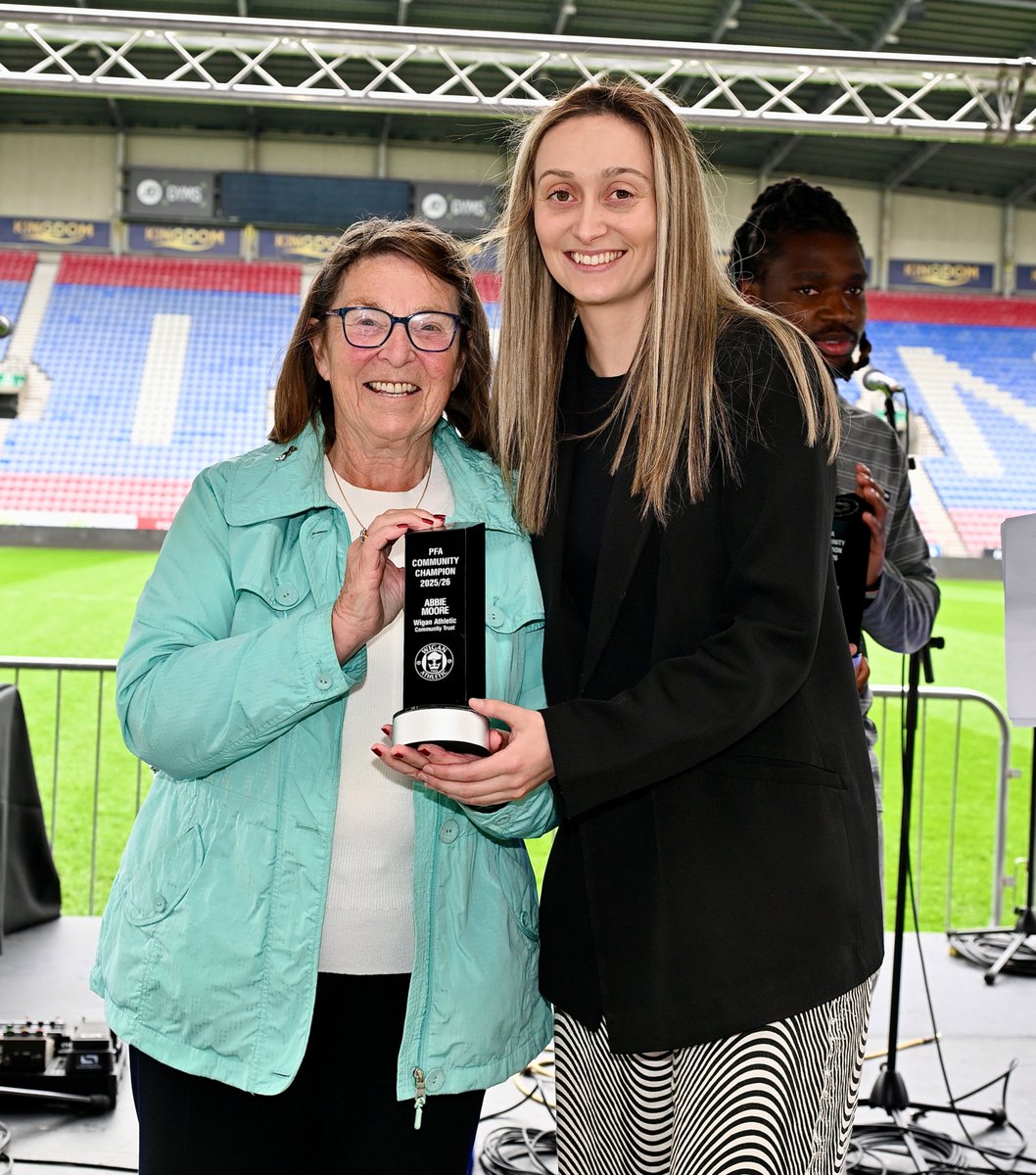 Latics_Women's tweet photo. 🫶 Leading by example!

Captain Abbie Moore was recognised as the PFA Community Champion at Sunday's Latics Live event for her outstanding efforts in giving back to the Wigan community! 👏

#wafc https://t.co/qKmxjqsg9E