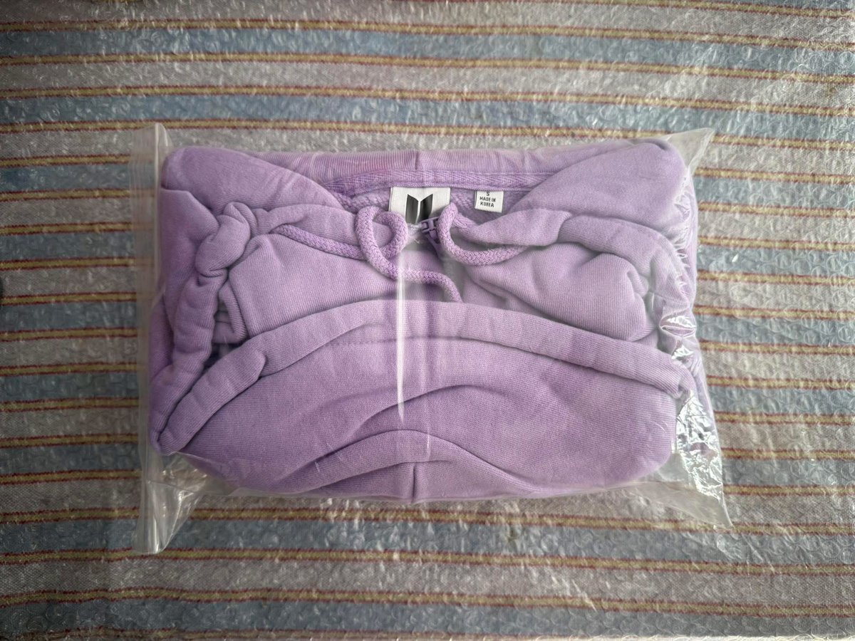 #gogolicart 

Yet To Come Jacket: 3000
_worn few times - indoor
_still in good condition - no scratches or stain
_Small size

Loc: Manila

wts lfb wtt bts pc ph rm namjoon jin yoongi suga jhope jimin v taehyung jk jungkook bt21 poca army arirang