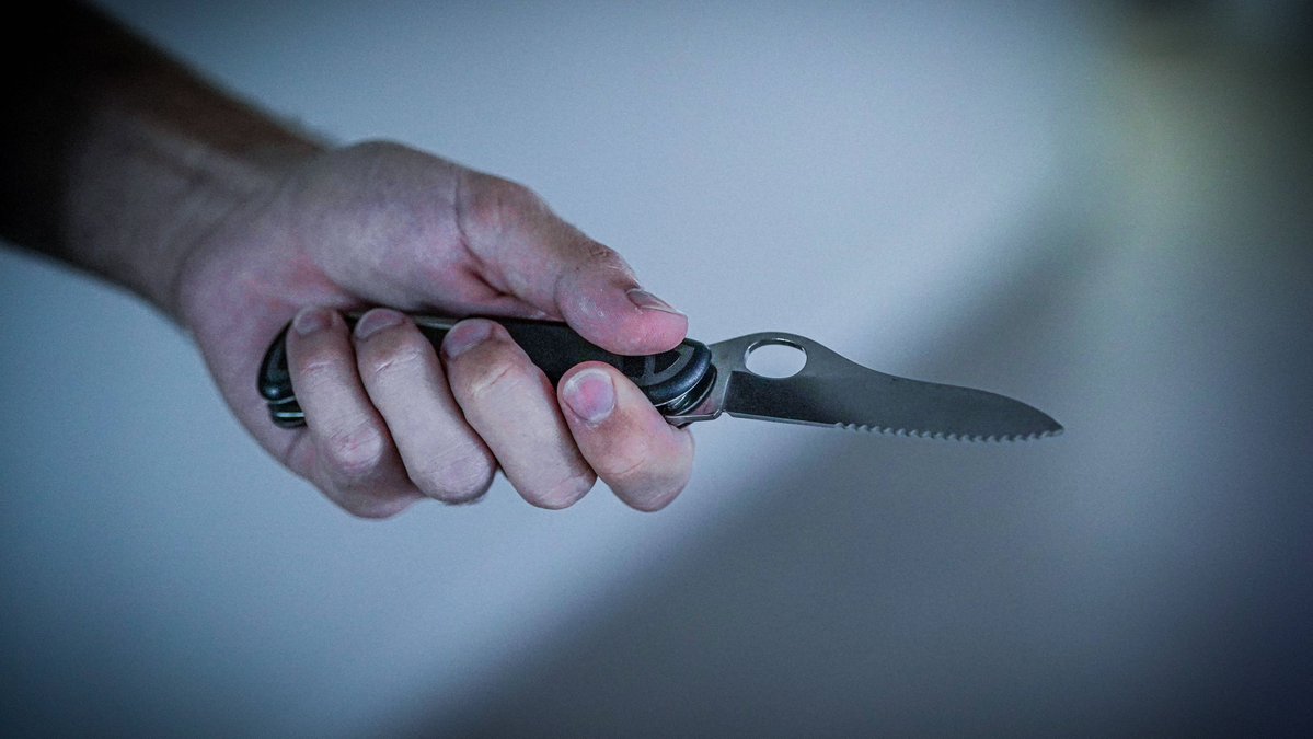 Messer-Mann erbeutet Bargeld: Erneuter Überfall auf Rewe in Weißenfels-West: Was bisher bekannt ist mz.de/lokal/weissenf…