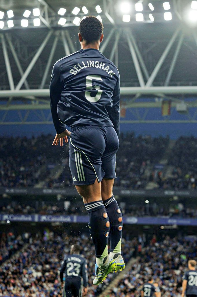 beckslov's tweet photo. AND the back view is just as amazing as the front. Running my hands down that back. He looks so good in those last two positions 🥵 just waiting for me. I could survive the rest of my life going to work on that arse everyday. 😋 https://t.co/7Y3o2qUnFW