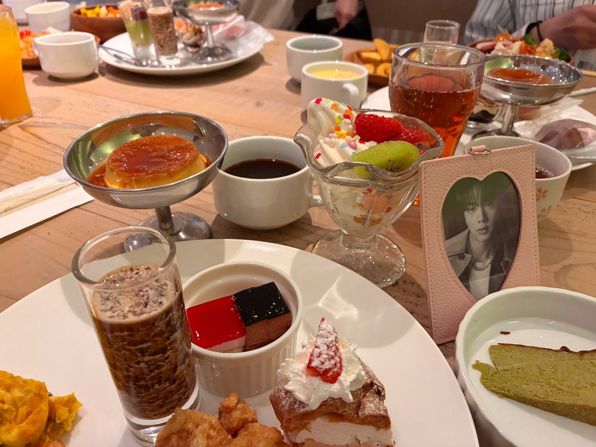 昨日も遠方の友達をお迎え
して...の会
毎月会ってたら遠方感がなくなって
きた😙

しかし良く食べた〜
🐷まっしぐら✨