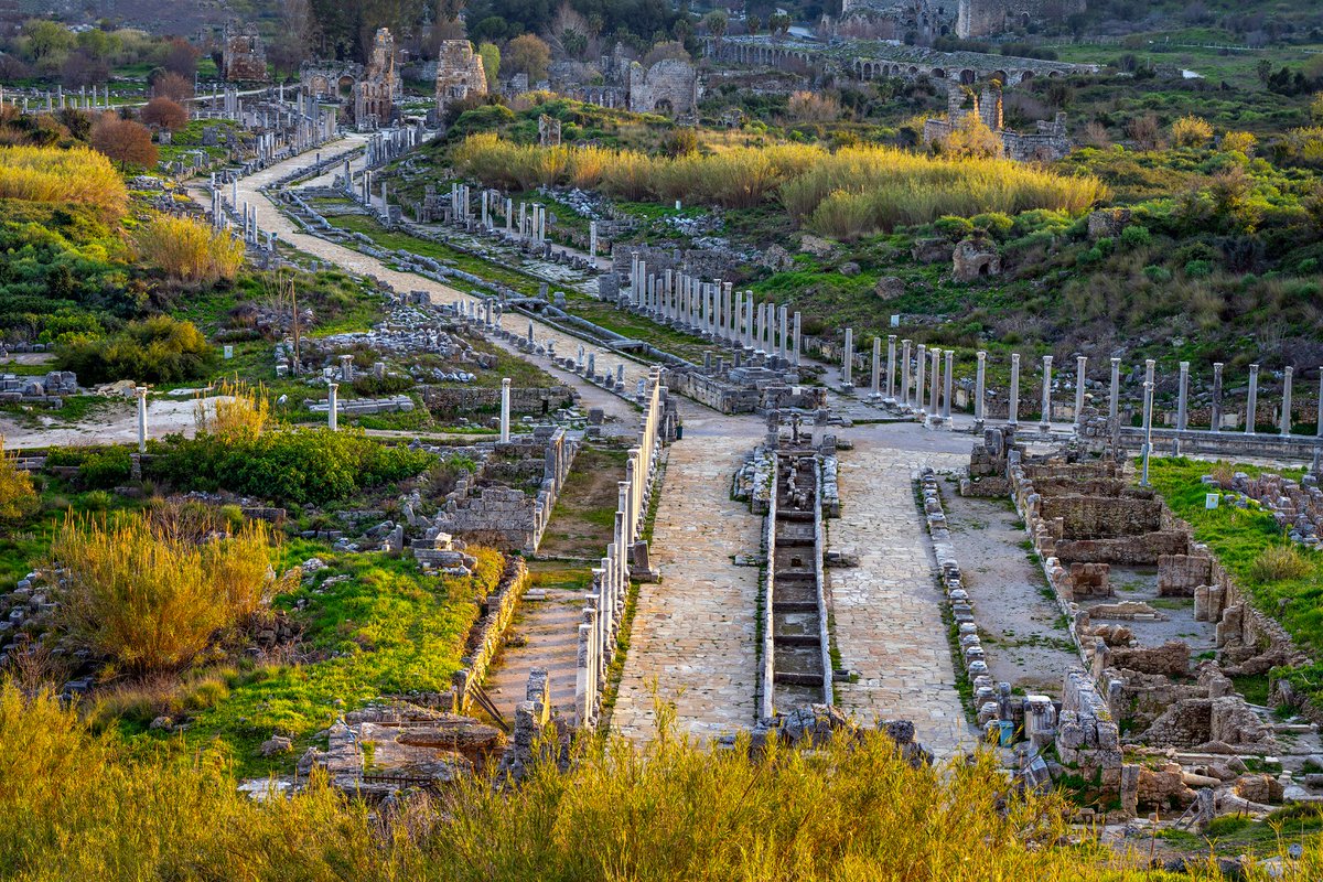 antkulturturizm's tweet photo. Perge Antik Kenti; sütunlu caddeleri, anıtsal yapıları ve zamana direnen izleriyle geçmişi bugüne taşıyor. 
UNESCO Dünya Mirası Geçici Listesi’nde yer alan bu etkileyici rotada, tarihin katmanları arasında yürüyün.
📍#Perge / #Antalya https://t.co/QNGKCRaCu6