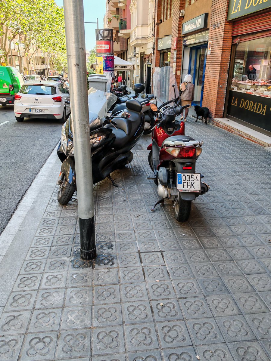 Doble fila sobre la acera. Av. República Argentina, Barcelona.