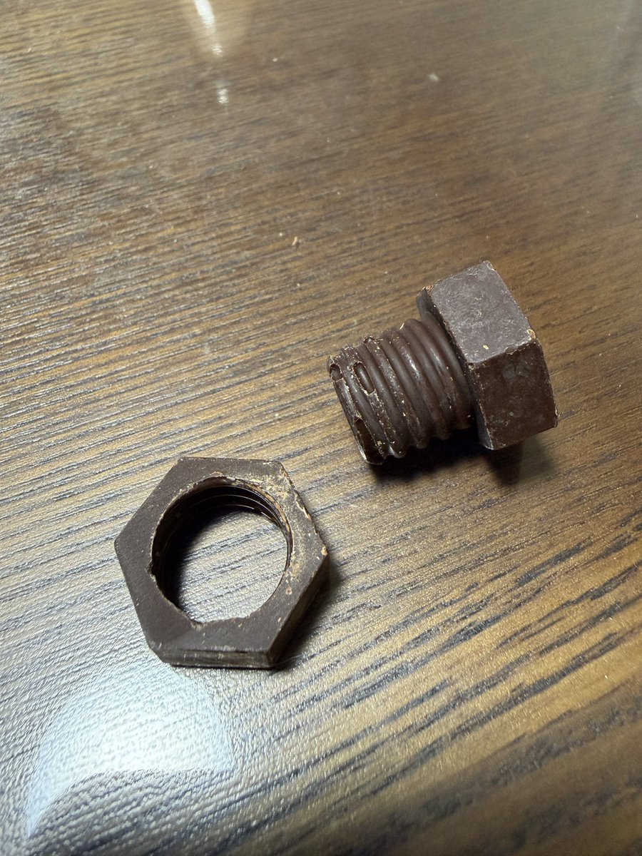 DIY好きの心をくすぐるネジチョコ🔧
スムースにでもしっかりと締め付けできるのよこれが😆

福岡からDIY会に参加してくれたみつくん <a href="/hajifudo/">みつ＠築古戸建て投資記録</a> のお土産🔧

ネジチョコ
amzn.to/493u1Zl
