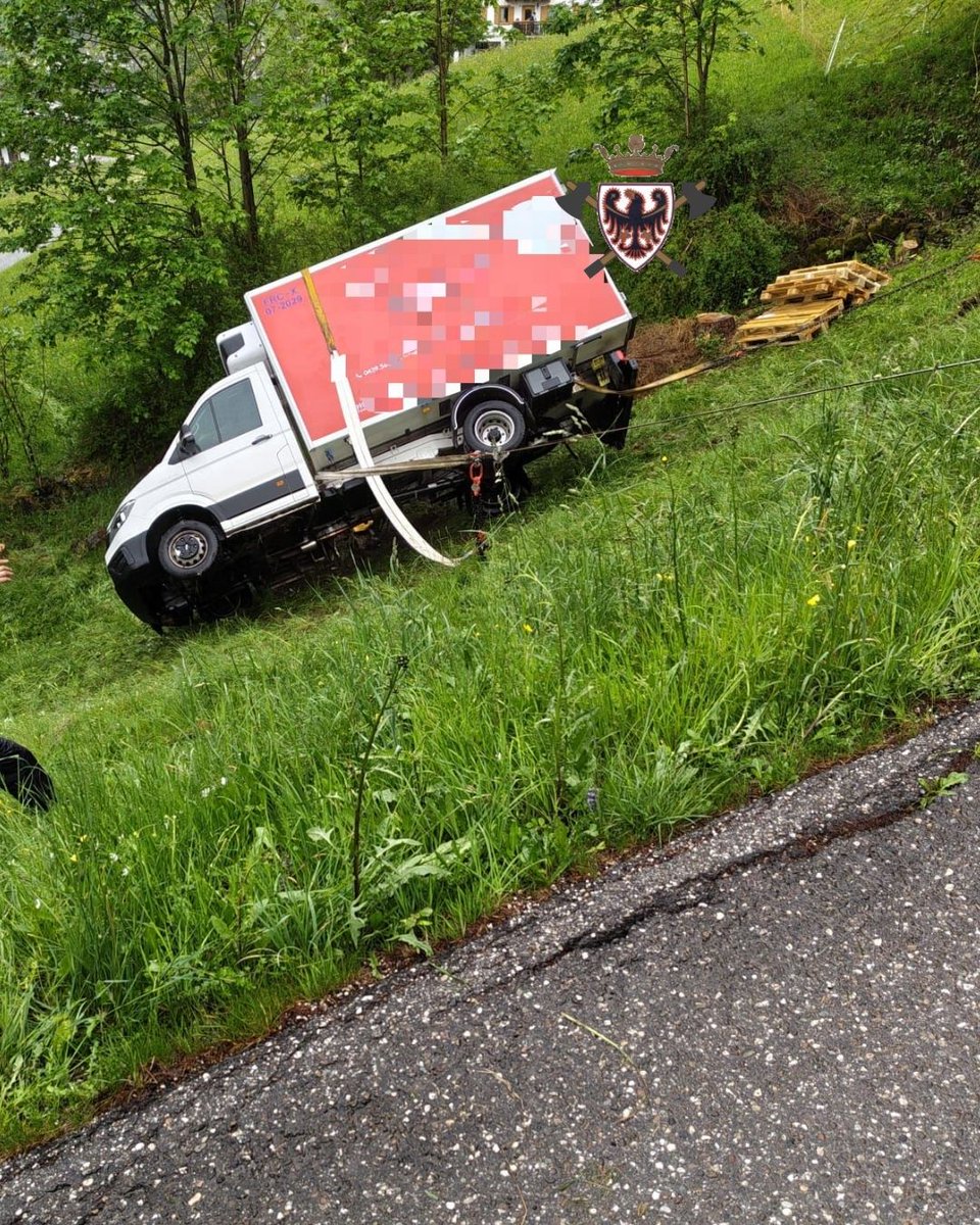 fedvvfvoltn's tweet photo. #IncidenteStradale oggi sopra l’abitato di Ormanico, dove poco prima delle 8 un furgone è uscito di strada finendo in una scarpata.
Sul posto i #vvf di #Primiero, impegnati nelle operazioni di messa in sicurezza, di gestione della viabilità e di recupero del mezzo. #vvftrentino https://t.co/ksVLJ2X7mk