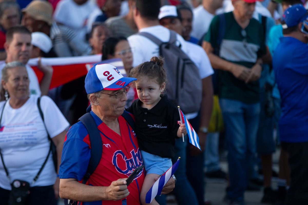 Guerrerotony161's tweet photo. Veo publicada esta foto dentro de las tantas del el 1ro de mayo.
Esperábamos el comienzo del desfile.
Mi pequeña hija tiene en su manita la bandera cubana, la conoce, lo dice con amor, casi inocente.
Por esa bandera y por nuestra soberanía, por nuestros niños 
#LaPatriaSeDefiende https://t.co/wgjaUotj40