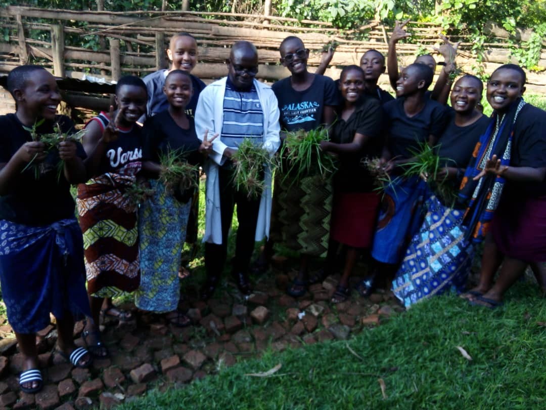 RAssomption's tweet photo. 🌿💜 Prendre soin de la Terre est un signe de résurrection. À GSNDA RWAZA, foi et écologie s'unissent dans des gestes concrets d'espérance. ✨🙏 👉🏻 https://t.co/Z3u2QgKi6e #TempsPascal #PrendreSoinDeLaCréation https://t.co/EXIerxbQRa