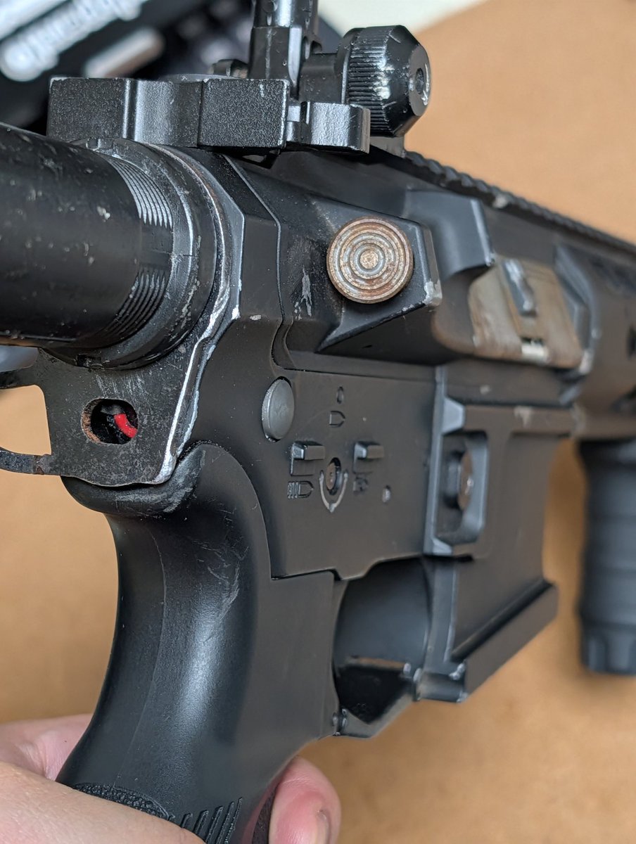 Yo4tatsu's tweet photo. 10年ぶりのサバゲーに向けて錆だらけの銃をゲット。スリング固定する金具がセレクター操作で当たるので右側カット、セレクターのアンビ操作がしっくりこないのでキャンセル。後は走りまわる体力だけだ! https://t.co/9aG41l5PoN