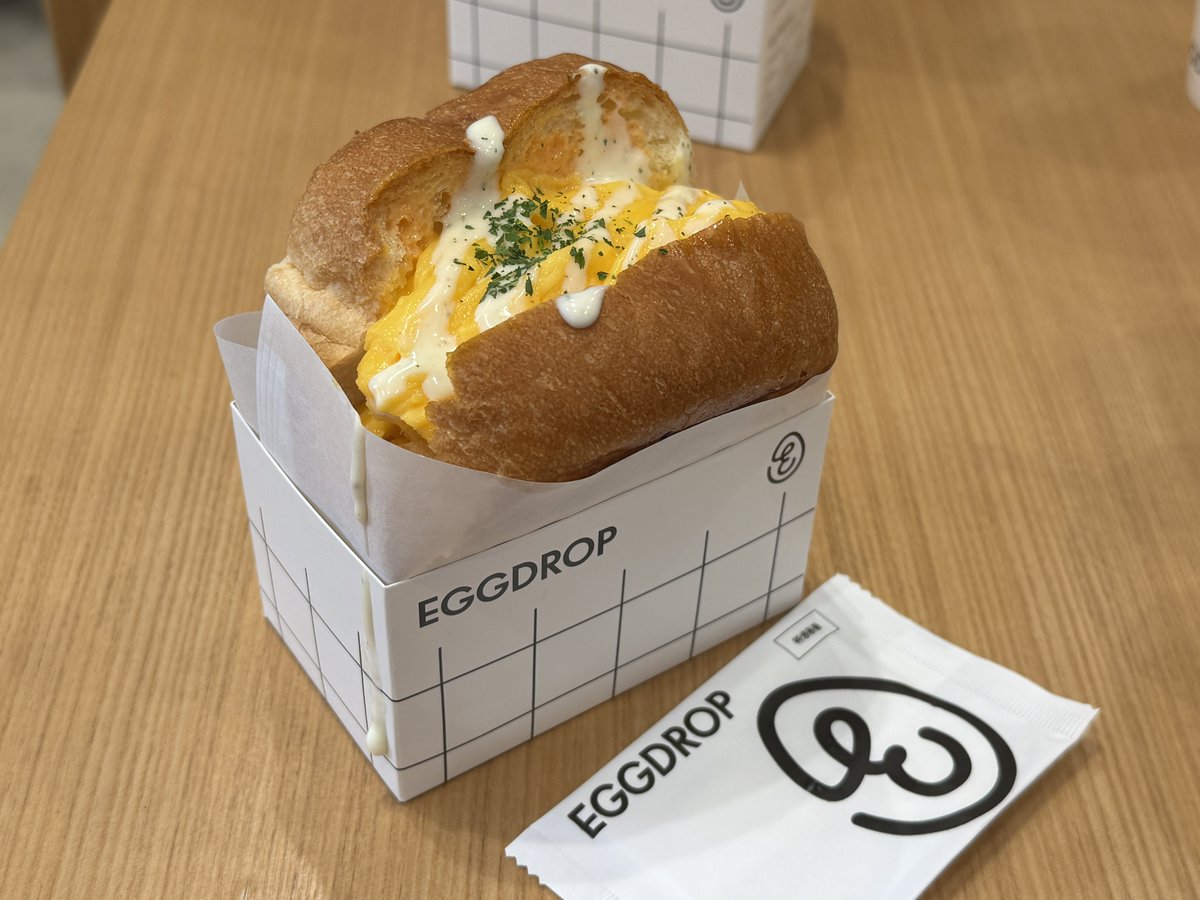 Kaori_Shokutaku's tweet photo. 今日は娘と表参道デート🤭
韓国ドラマによく出てきてチョンヘイン君もとなりのミスターパーフェクトで食べてた韓国からのEGGDROP でミスターエッグサンドイッチを頂きました🥰
卵がトロリと柔らかくてちょっぴり甘くて美味しかった!
明日から仕事頑張る💪
#EGGDROP
#チョンヘイン https://t.co/TUiRETHlDx