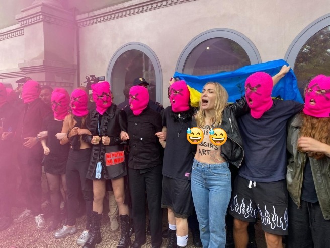 BIENNALE ARTE: BLITZ DELLE PUSSY RIOT AL PADIGLIONE RUSSO, FUMOGENI CON COLORI UCRAINA (Adnkronos) - Blitz delle Pussy Riot ai Giardini della Biennale di Venezia per protestare contro l'apertura del padiglione russo Insieme alle attiviste russe anti-Putin