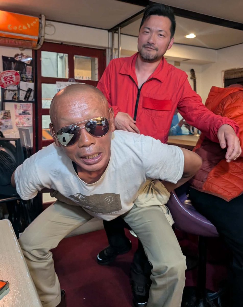 SatakeRecord's tweet photo. 昨日来たお客様、私、バイトのポンセル。いいサングラス。

本日も営業中です。
所要のため、あと数時間で閉店しますー。
ご来店よろしくお願いしますー。 https://t.co/B0fRfX4Mdq