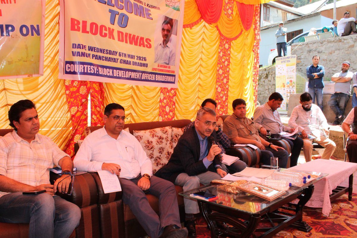 CentreDoda's tweet photo. DDC Doda Krishan Lal chairs #BlockDiwas at Dradhu (Bhaderwah) addresses public grievances & issues on-the-spot directions for swift action.
Leads pledge under Nasha Mukt Bharat Abhiyan, reinforcing commitment to a drug-free society.
#Doda #GoodGovernance #JammuAndKashmir https://t.co/PWdh5aXtIY
