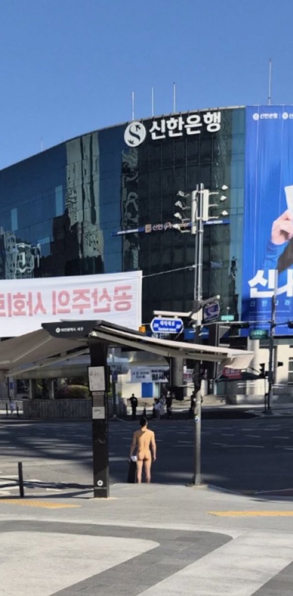 REAL_GOMGOM's tweet photo. 어린이날 뒤집은 충격의 나체男…옷 벗고 도심 활보한 이유 깜짝 | 중앙일보 https://t.co/7y534HGW0L

A씨는 경찰 조사에서 “옷 벗는 게 편해서 그랬다”며 “많은 사람 앞에서 옷을 벗고 이름을 외치니 기분이 좋아졌다”고 진술했다. 

*누가 대전 노잼 도시래 ㅋㅋㅋㅋㅋㅋㅋㅋ