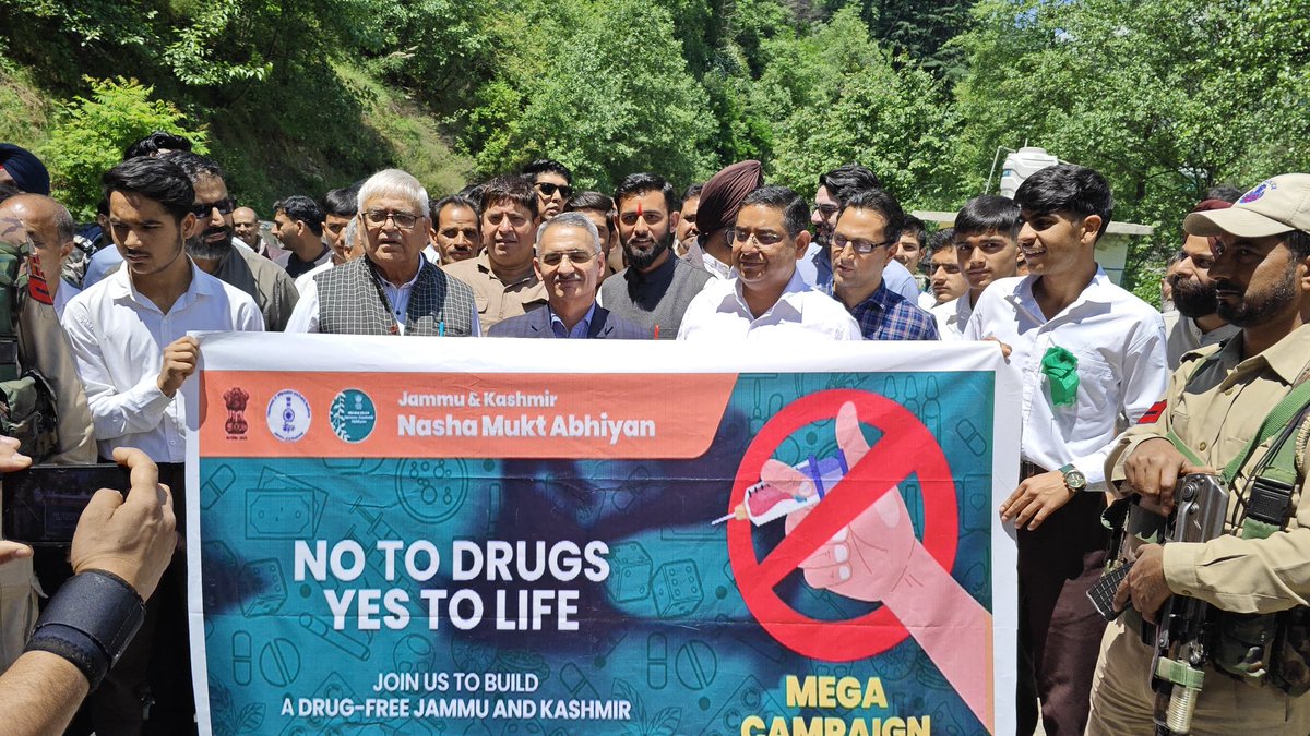 dcdodaofficial's tweet photo. DDC Doda Krishan Lal chairs #BlockDiwas at Dradhu (Bhaderwah) addresses public grievances & issues on-the-spot directions for swift action.
Leads pledge under Nasha Mukt Bharat Abhiyan, reinforcing commitment to a drug-free society.
#Doda #GoodGovernance #JammuAndKashmir https://t.co/7GiHx81O6X