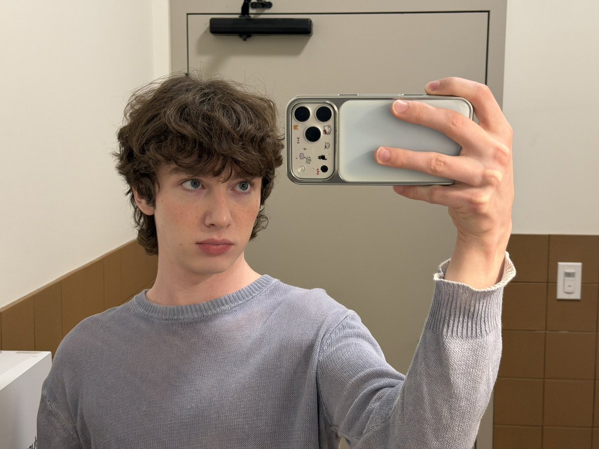 ciarciaro's tweet photo. I love this bathroom for the lighting tbh https://t.co/PfE0XzPRbO