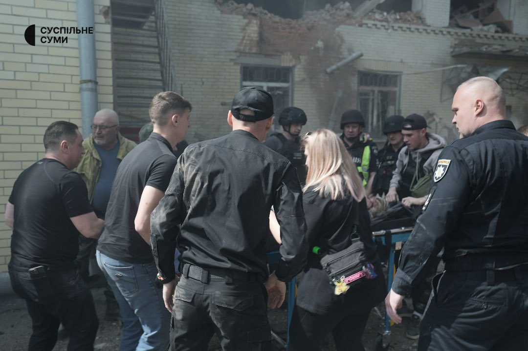 В результаті атаки в Сумах, по дитячому садочку, терористи/росіяни поранили 2 жінки (надається допомога), та згодом знайшли тіло ще однієї - охоронниці дитсадку, під завалами.
Цим виблядкам і в пеклі міста вже нема - тільки звиняча тиша та чорнота.