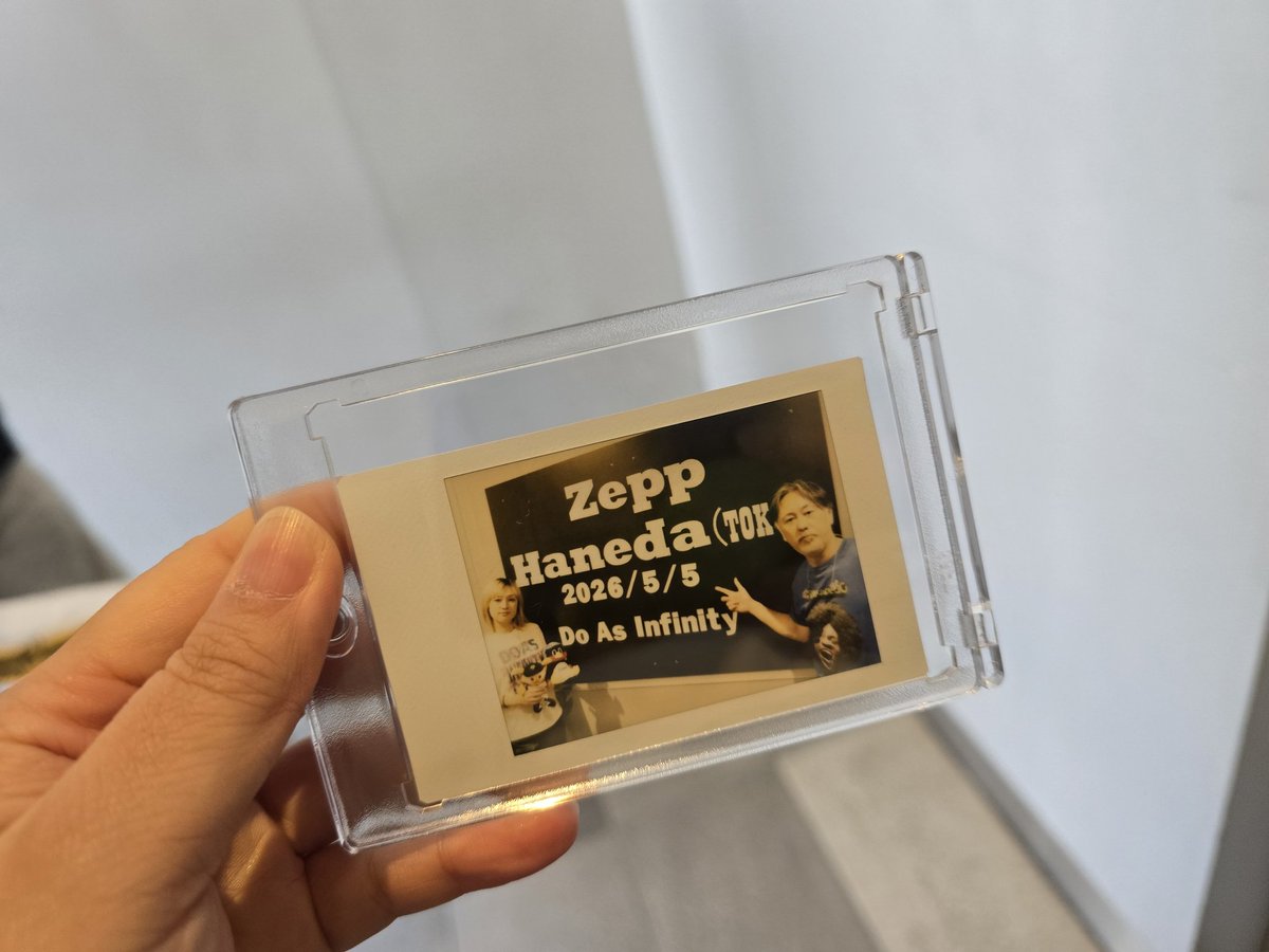 jonnko_ana's tweet photo. 昨日はライブでZepp羽田へ
飛行機の離発着も見れるし
私得な場所でした☺️
くじは1会場5名の大吉が！
チェキ貰いました♥️ https://t.co/0TGlNGbOfB