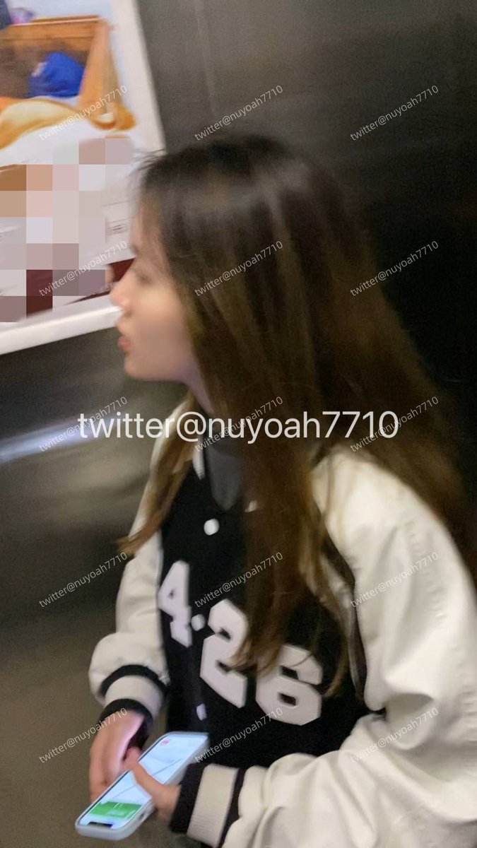 nuyoah10010's tweet photo. 热热的有点香的还有点臭，手伸进去玩了下摸了鞋垫脚掌还是湿的，手拿出来全是她的脚臭味，又伸进去把鞋垫扒出来玩，味道真的太爽了脚掌出汗湿臭的脚后跟没出汗还有点香！一顿猛吸太爽了闻了贼久！https://t.co/WpAwuDICPy #打胶 #扫楼打胶 #恋足 #原味 https://t.co/6MvzuOqJUS