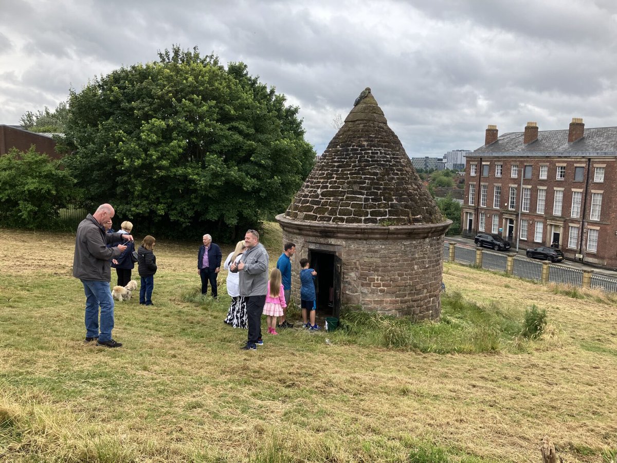 EvertonHeritage's tweet photo. New article by Ken Rogers, featuring our ‘Everton FC in Everton’ day, which will be held this Saturday at the Everton Lock-up, noon-2pm.  The tower will be open, and our historians on hand to guide you through the former sites of Toffee history. 
https://t.co/wYTqZrasUY https://t.co/zm7ZoihnuJ