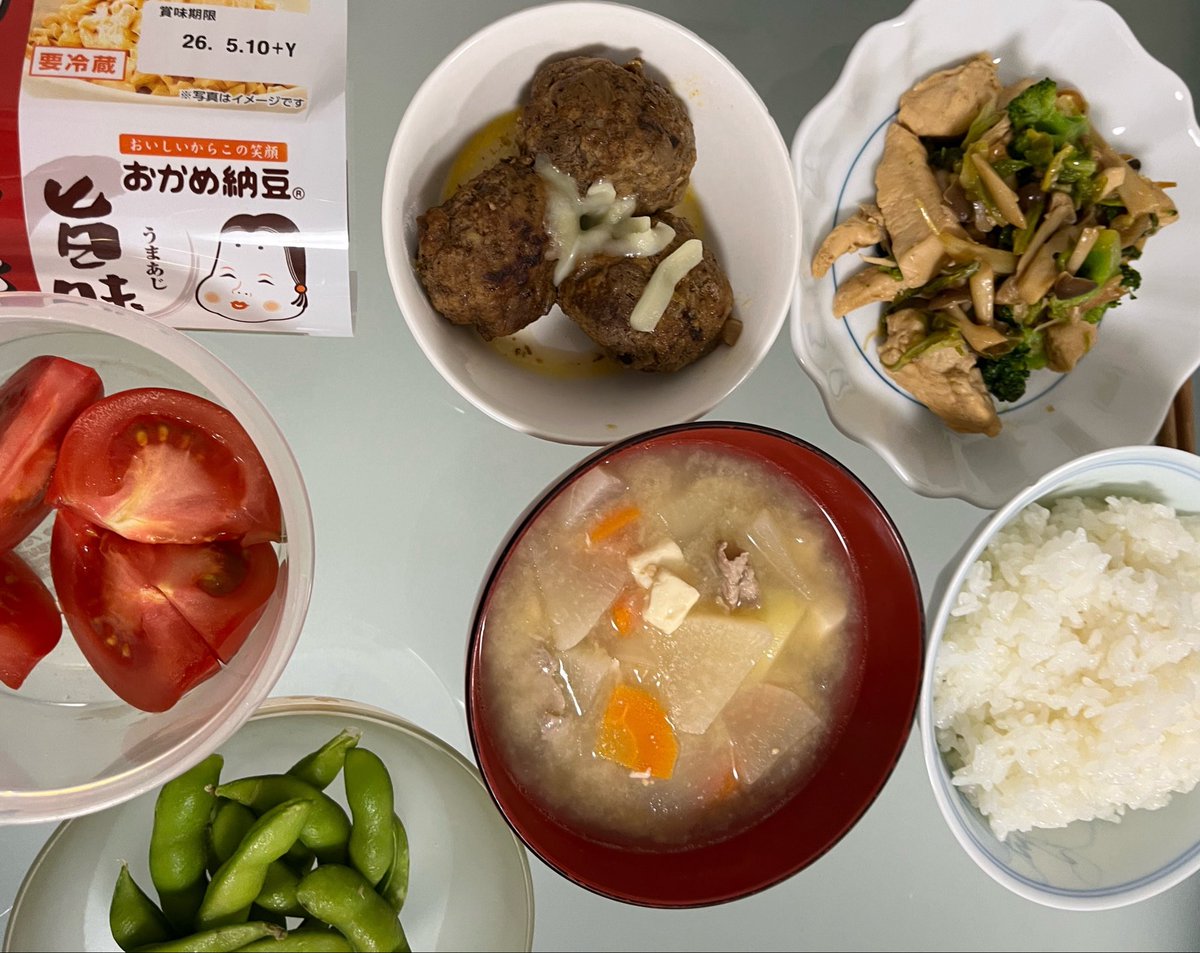 gfkei2's tweet photo. 夕飯♪
鶏肉の柚子胡椒炒め、
ハンバーグ、
豚汁etc

明日から仕事だ〜
のんびりしたゴールデンウィークでした😉 https://t.co/DB1gfrDb5b