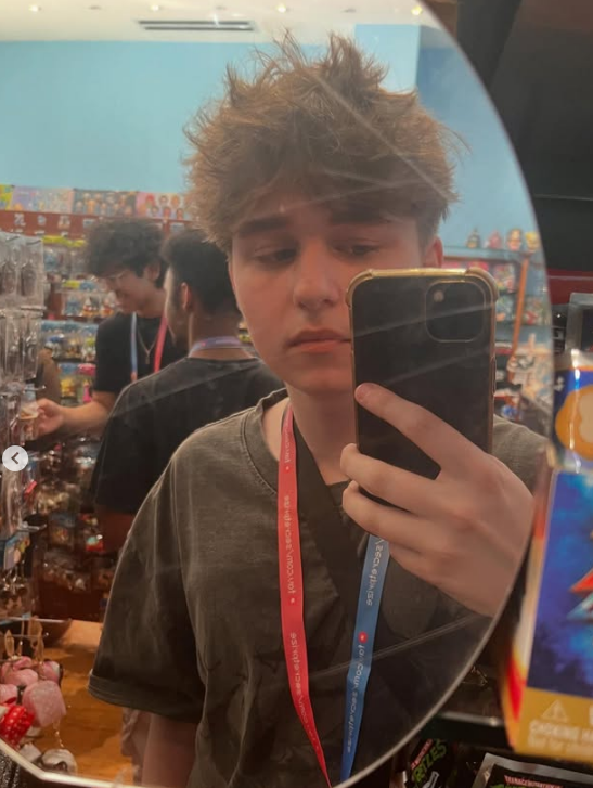 lilleffa's tweet photo. I just found out if I wanna go to vidcon like i have the last couple years, I'll have to raise money really quickly.
So heres a thread of some of the stuff you can get from me for cheap :)

photos of me &amp; friends at vidcon attached to guilt you  👇 https://t.co/3U3UFqEOH5