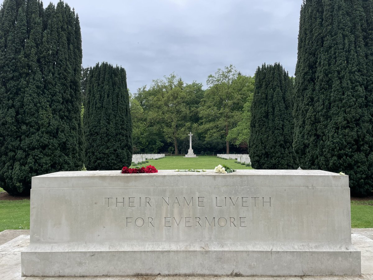 HCKeithAllan's tweet photo. I am in #Nijmegen today and paid my respects to those who rest at Jonkerbos war cemetery, including many who were killed in Operation Market Garden and the Battle of Nijmegen. Beautifully maintained by @CWGC and partners. @ukinnl 🇬🇧 🇳🇱 https://t.co/K47jIelLck