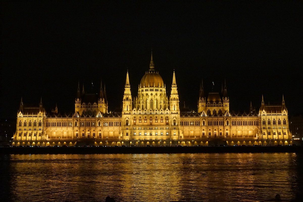 kifuri56's tweet photo. 昨年の11月、ハンガリー🇭🇺に行った時。
ずっと見たかった景色を見ることができた。
#ハンガリー  #ブダペスト https://t.co/32FvdaYqC0