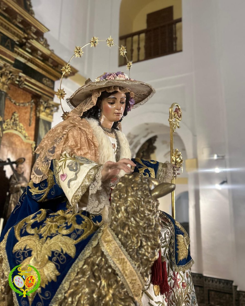 PastoraSAntonio's tweet photo. 🔵 SALIDA PROCESIONAL

Nuestra Titular, la Divina Pastora de las Almas, ya se encuentra entronizada en su paso con motivo de la Salida Procesional de este sábado, 9 de mayo de 2026.

Para la ocasión, luce saya bordada en oro y sedas, fechada a principios del siglo XX y de autor anónimo, restaurada en el año 2012 por N.H.D.ª Concepción Velázquez Hidalgo, quien, junto a N.H.D.ª M.ª Dolores Gálvez Pedraja, realizó el manto de salida procesional que también viste en esta ocasión.

Cabe destacar, además, que la Santísima Virgen estrena sombrero de palma imperial, confeccionado a mano en Elche, forrado en espolín y rematado con encaje de oro francés, con lazada del mismo tejido. En cuanto a la ornamentación floral, presenta una composición realizada artesanalmente en terciopelo. La pieza ha sido donada por N.H. D. Manuel Jesús Corral Zambruno.

Asimismo, luce por primera vez la pellica de piel de borrego natural, adquirida en Tierra Santa en 2019 por un grupo de peregrinos y bendecida por N.H. Fray Manuel Domínguez Lama, en el marco de la peregrinación organizada por nuestra Hermandad, quienes la ofrecieron como obsequio a la Santísima Virgen a su regreso a Sevilla.

En esta ocasión, el Divino Pastorcito presenta un nuevo traje confeccionado por D. Rafael Díaz Molina.

La Virgen va acompañada por el cordero áureo, obra de Francisco Buiza.

#PastoraSAntonio #MayoPastoreño #GloriasSevilla26 #TDSCofrade