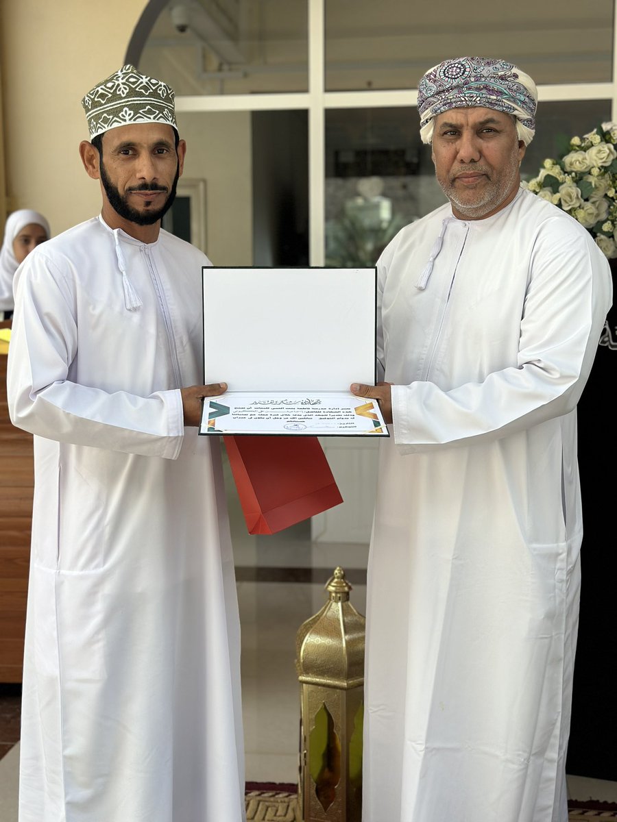 fatmabint2017's tweet photo. في لفتة وفاء وتقدير تعبّر عن الامتنان لأصحاب العطاء الصامت، قامت الأستاذة فاطمة سيف بتكريم حماة المدرسة، تقديرًا لجهودهم المخلصة ودورهم الكبير في حفظ أمن المدرسة وسلامتها. فكل الشكر لهم على يقظتهم وتفانيهم، ولكل من يسهر بإخلاص ليبقى هذا الصرح آمنًا مطمئنًا.
#تعليمية_شمال_الباطنة https://t.co/5lVRvxERAv