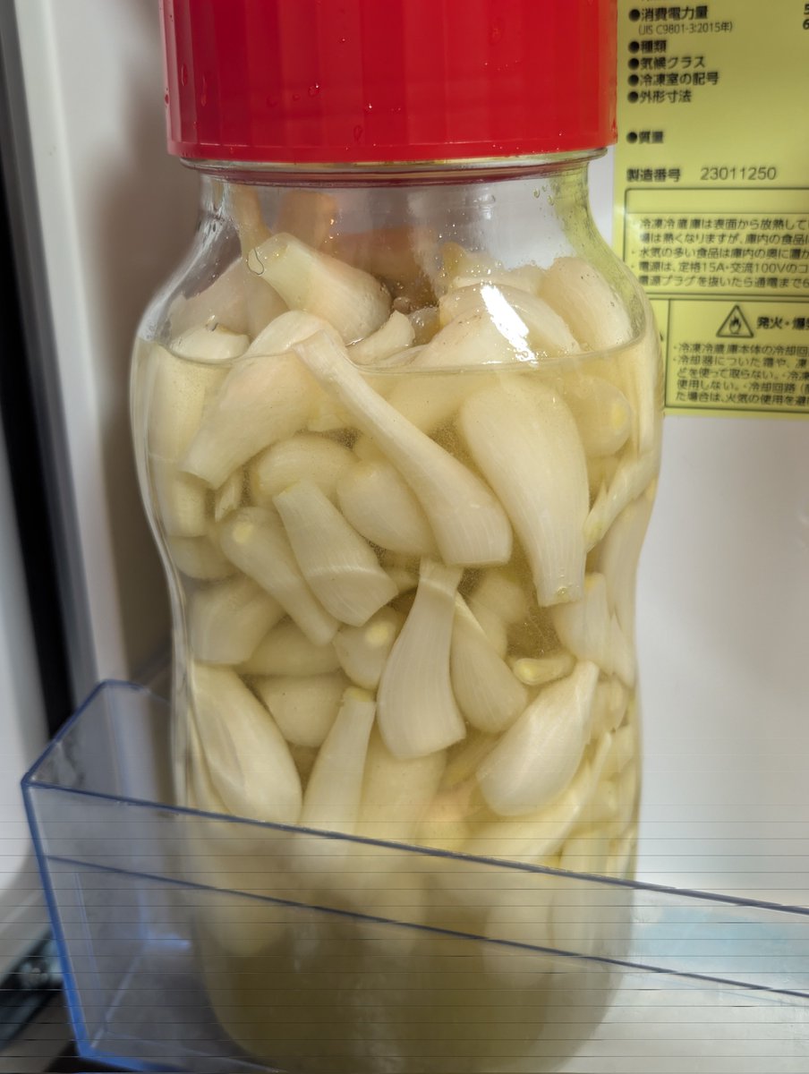 KASHIMACRO's tweet photo. 煮沸した湯に1分弱湯通しし、瓶に詰めらっきょう酢を加え冷蔵庫に封印する。

らっきょう酢：
米酢、砂糖、塩、昆布
昆布を忘れた為、今回は昆布茶にて代用。
昆布茶を入れると酢が濁る。
赤ワインを入れて赤ワインらっきょうにしても美味しい。 https://t.co/ZuapVyhAuK