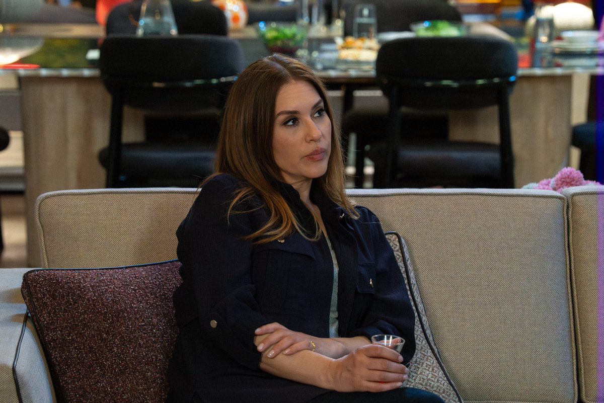 vasxmar's tweet photo. Kıvılcım’ın sürekli o koltukta oturmasını izlemekten gerçekten sıkıldım. Evrim Alasya ve Barış Kılıç’ın doğru düzgün sahneleri olmamasından da çok sıkıldım en azından oğluyla dışarıda sahneleri olsaydı mesela bir parkta, birlikte oynarken görseydik https://t.co/QfhGGzlHl6